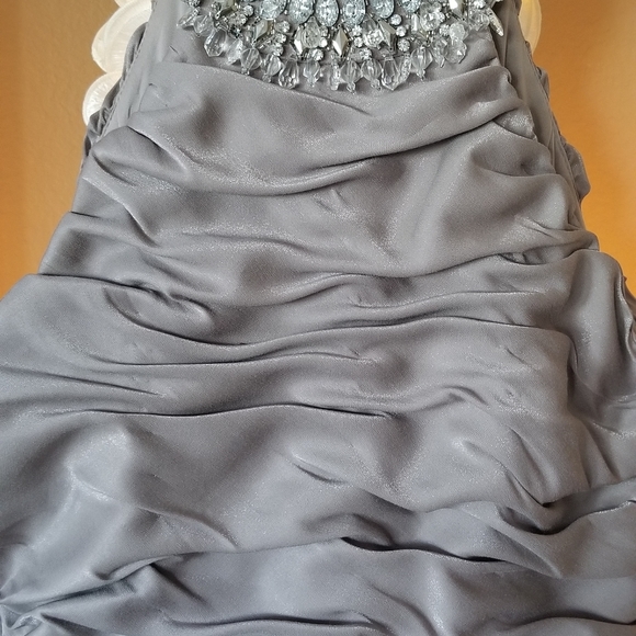 Gorgeous curve hugging dress - Picture 3 of 8